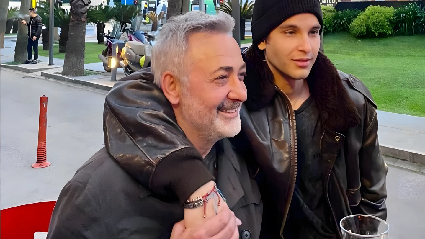 “Kaptan ile...” Notuyla Mehmet Aslantuğ Oğlu ile Yeni Kare