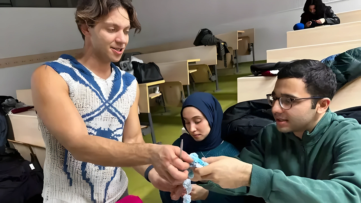 Dünyanın En Havalı Uğraşı Seçildi! Örgü Örmek İçin Okullara Örgü Kulüpleri Açılıyor